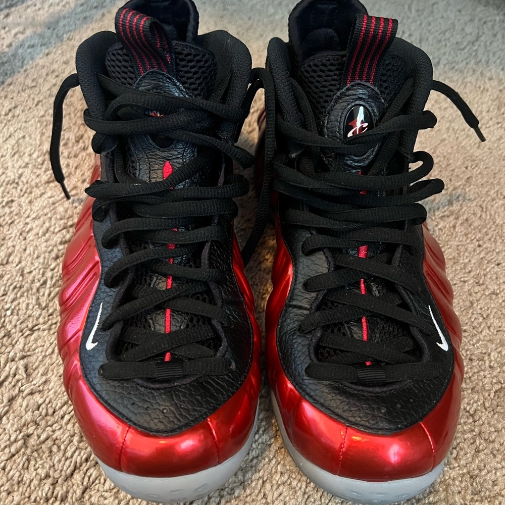 Nike Men's Black and Red Athletic Shoes